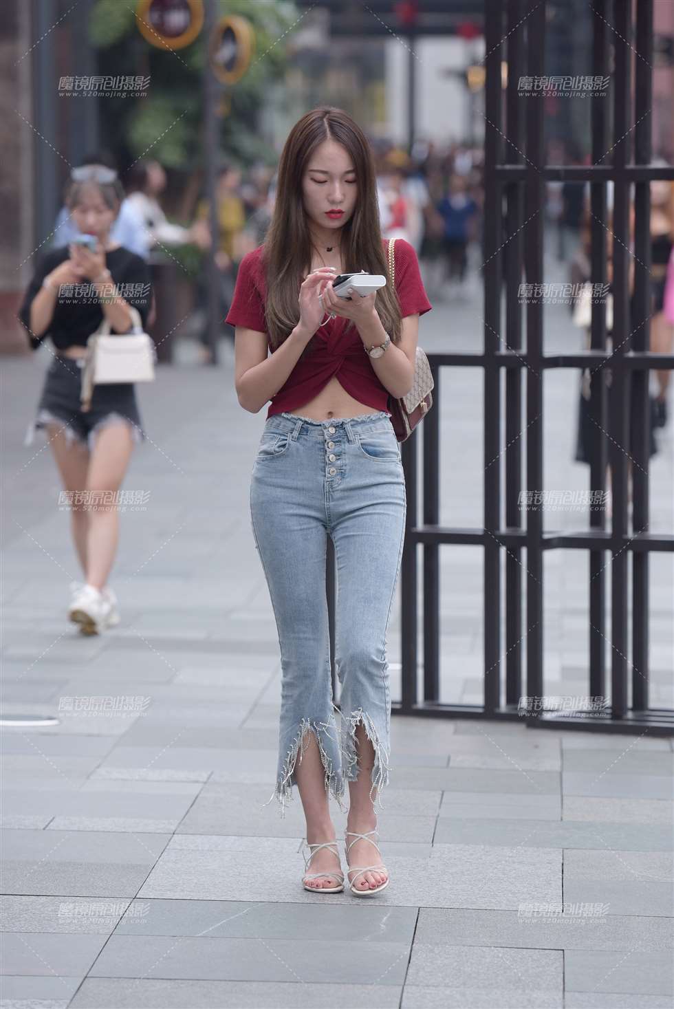 图片[5]-【慕容笙赛贴】玩手机的小姐姐-街拍流行馆
