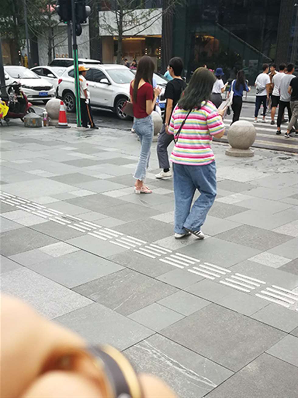 图片[3]-【慕容笙赛贴】玩手机的小姐姐-街拍流行馆