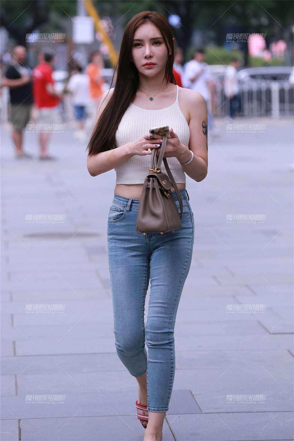 图片[1]-紧身裤大眼妹-街拍流行馆