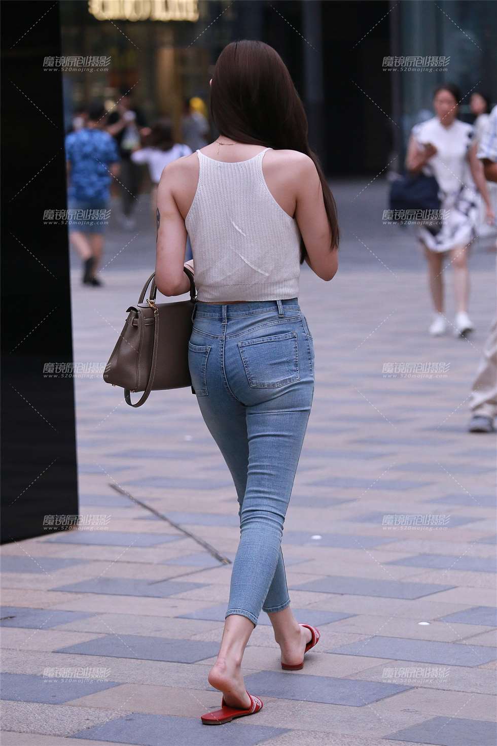 图片[2]-紧身裤大眼妹-街拍流行馆