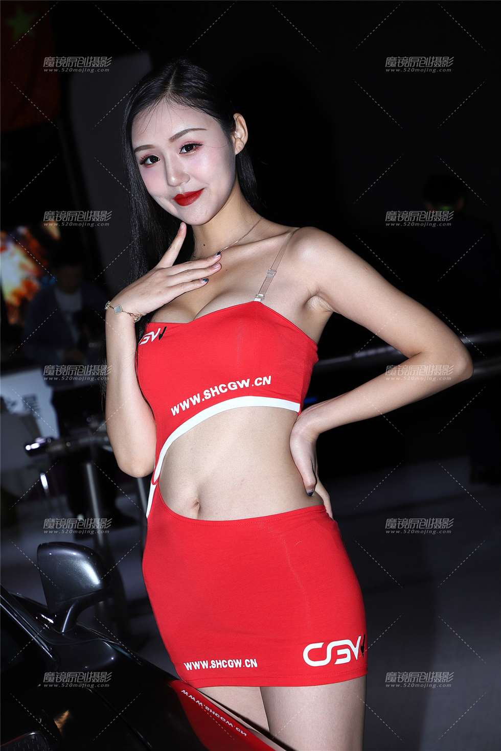 图片[3]-白嫩无暇的红色制服车模2-街拍流行馆