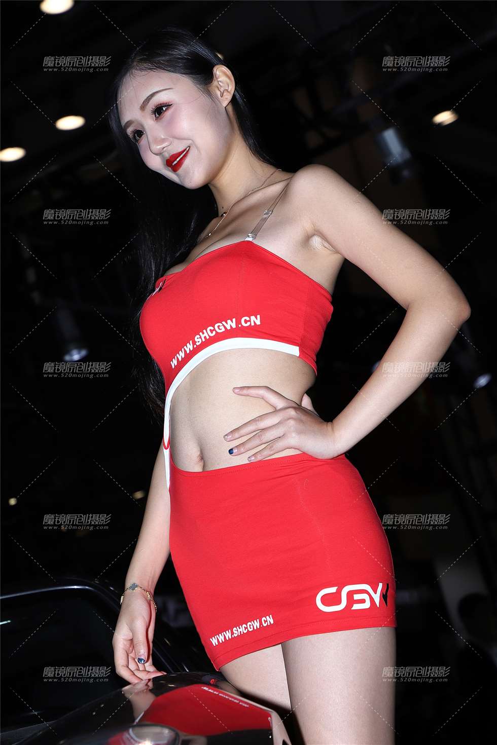 图片[1]-白嫩无暇的红色制服车模2-街拍流行馆