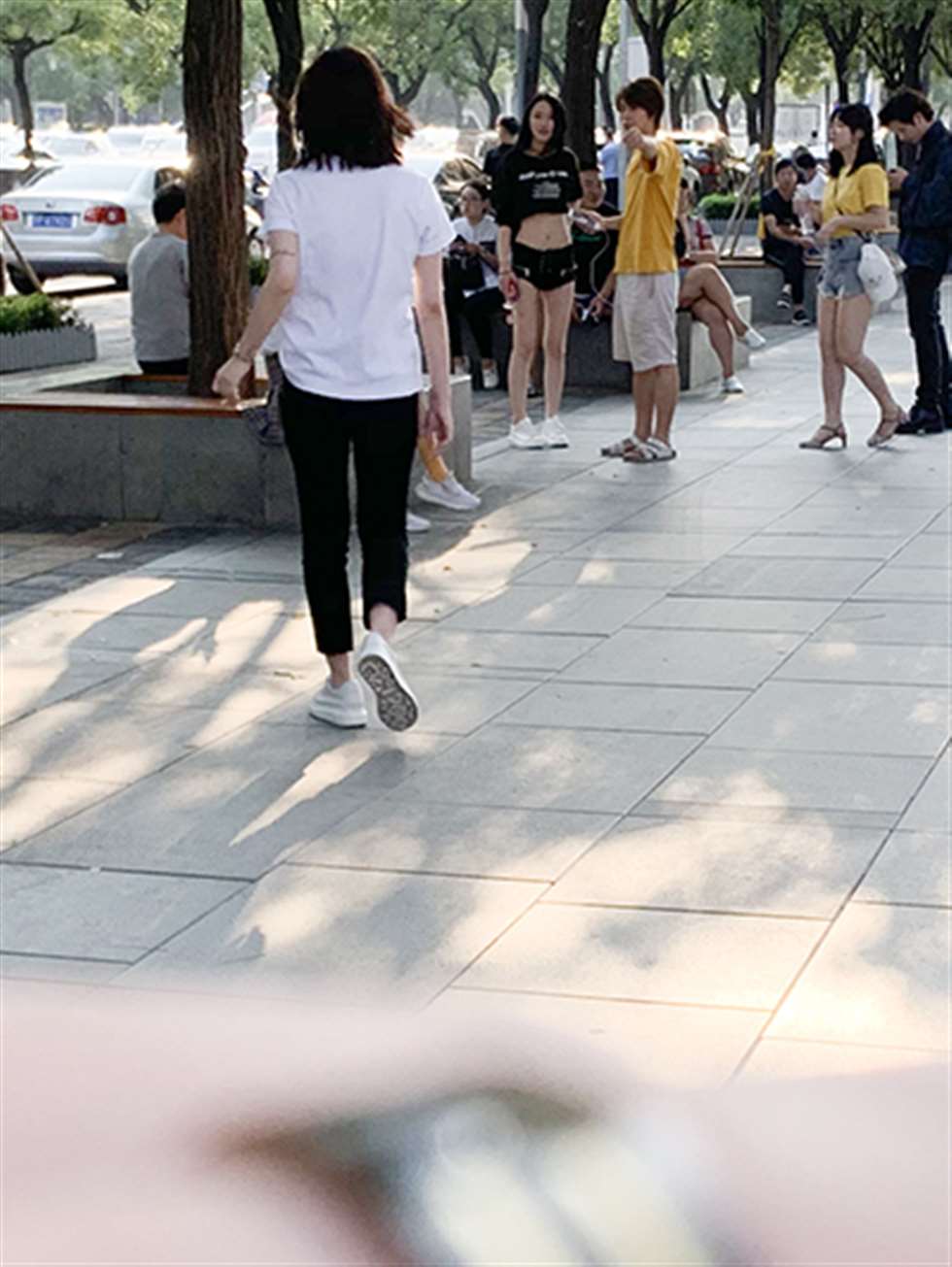 图片[3]-【红石赛帖】黑色热裤美女-街拍流行馆