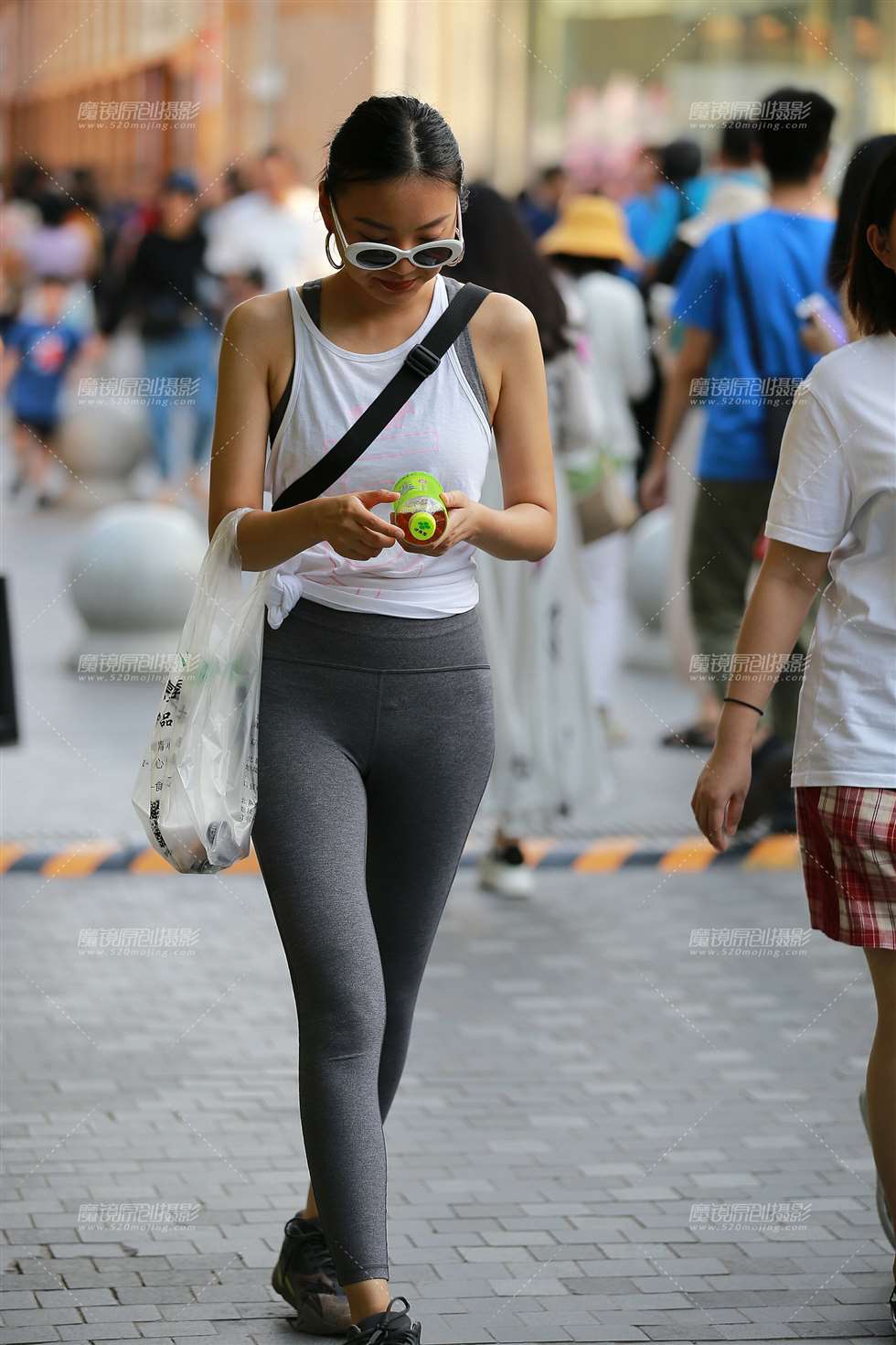 图片[4]-灰色瑜伽服美女-街拍流行馆