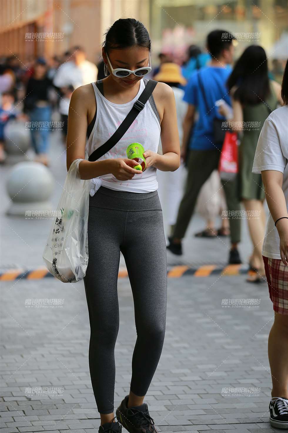 图片[1]-灰色瑜伽服美女-街拍流行馆
