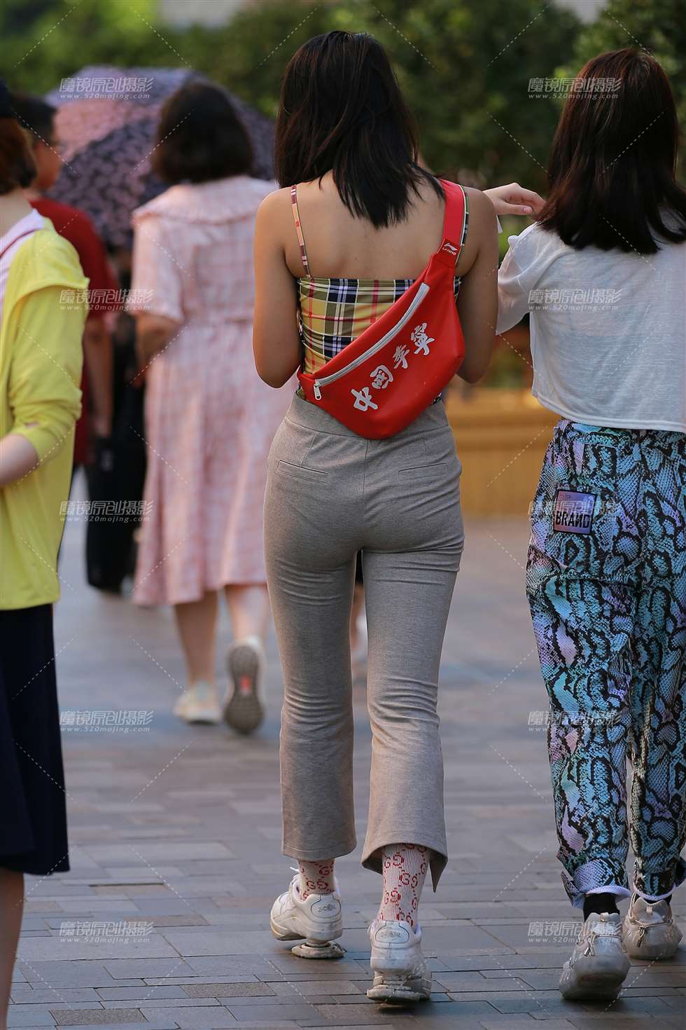 图片[2]-紧身裤美眉-街拍流行馆