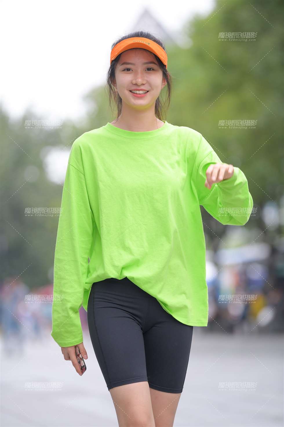 图片[1]-【红石赛帖】黑色紧身裤美女-街拍流行馆
