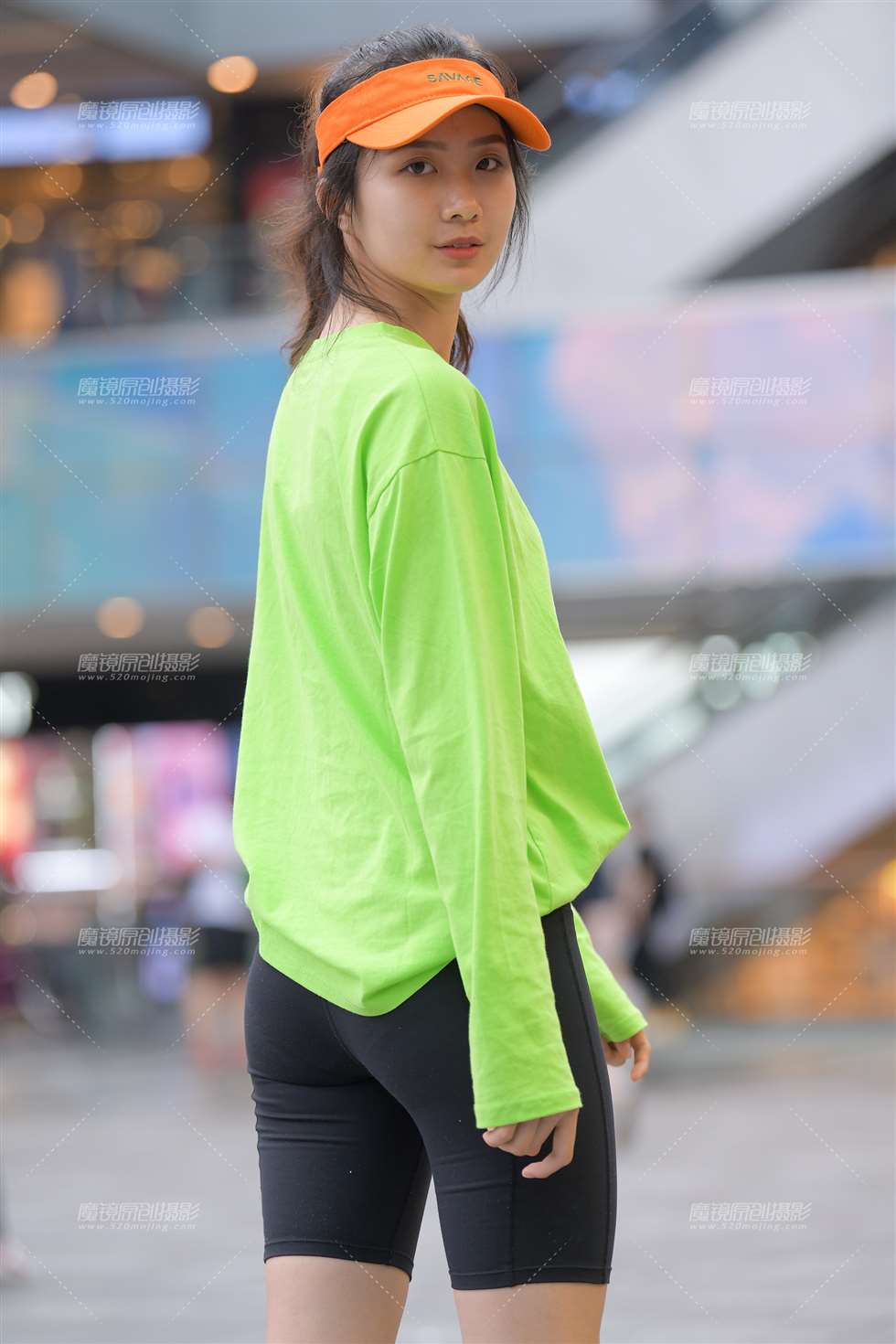 图片[2]-【红石赛帖】黑色紧身裤美女-街拍流行馆