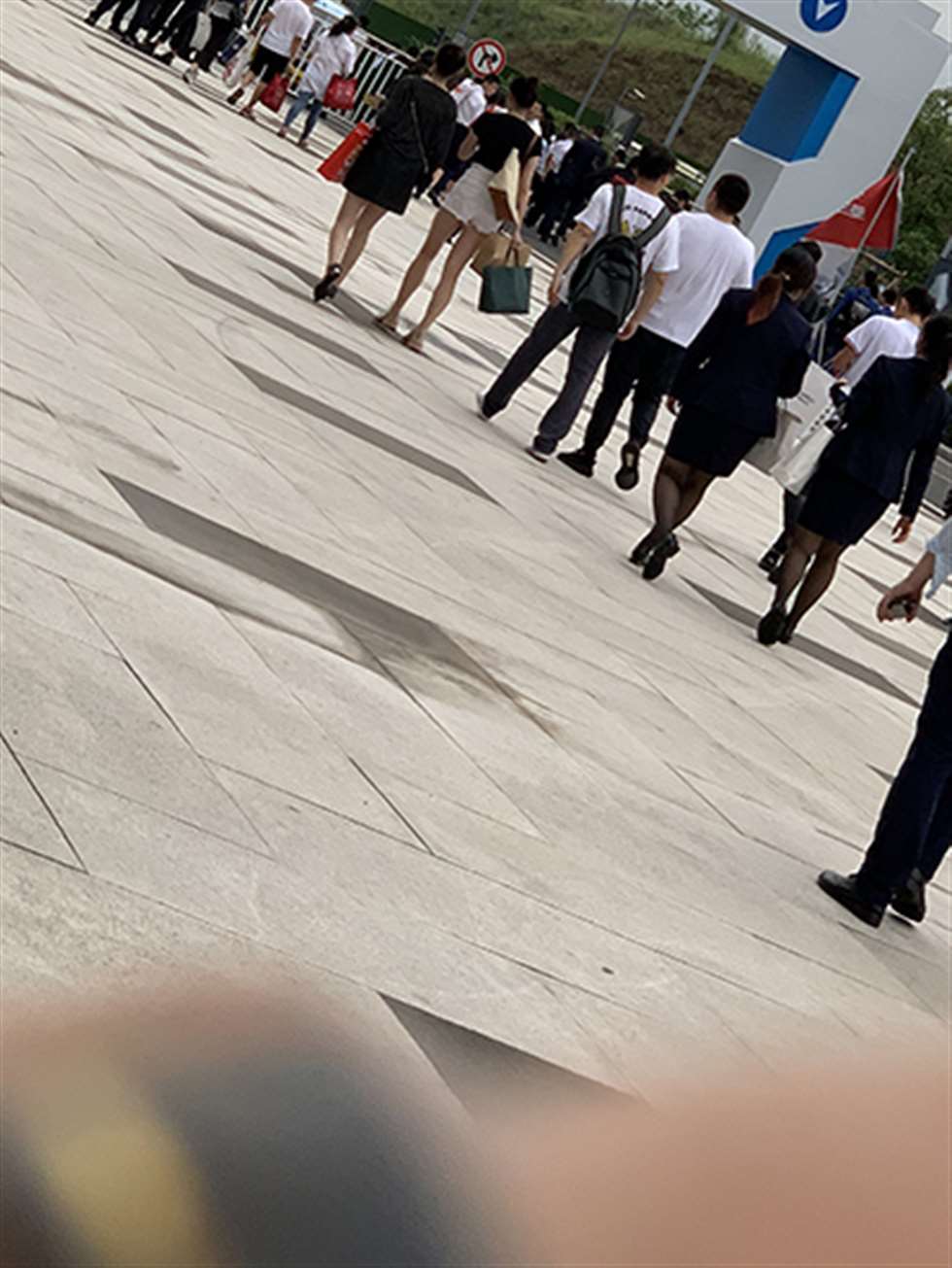 图片[3]-【视觉冲击赛贴】一双粉嫩的大白腿飘过-街拍流行馆