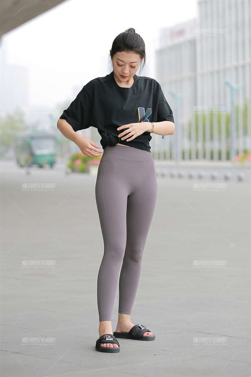 图片[3]-漂亮的瑜伽裤小妹-街拍流行馆