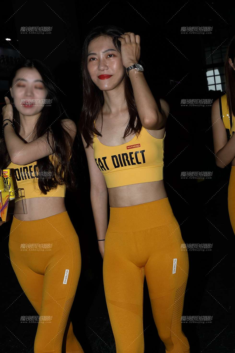 图片[1]-【欧阳赛帖】性感黄色紧身裤美女-街拍流行馆