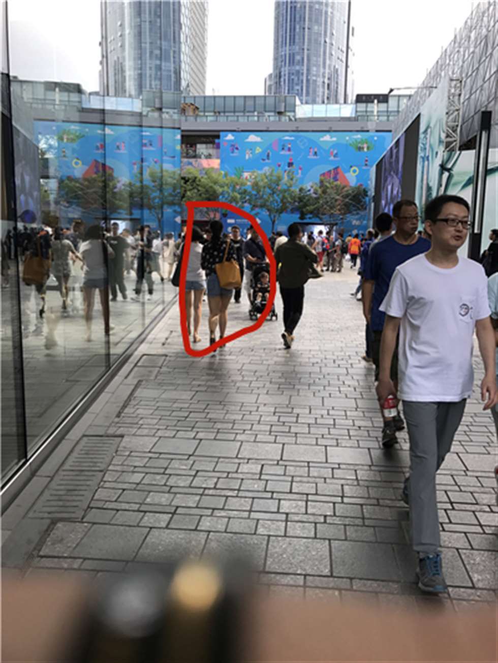 图片[3]-【玻璃赛贴】牛仔热裤美眉-街拍流行馆