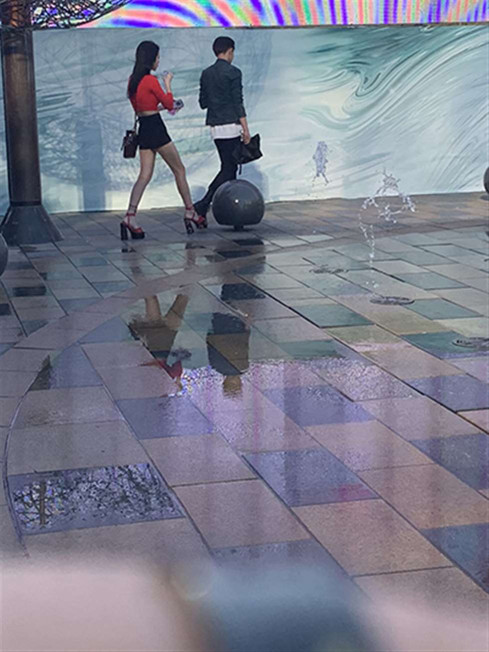 图片[3]-【红石赛帖】热裤长腿美女-街拍流行馆