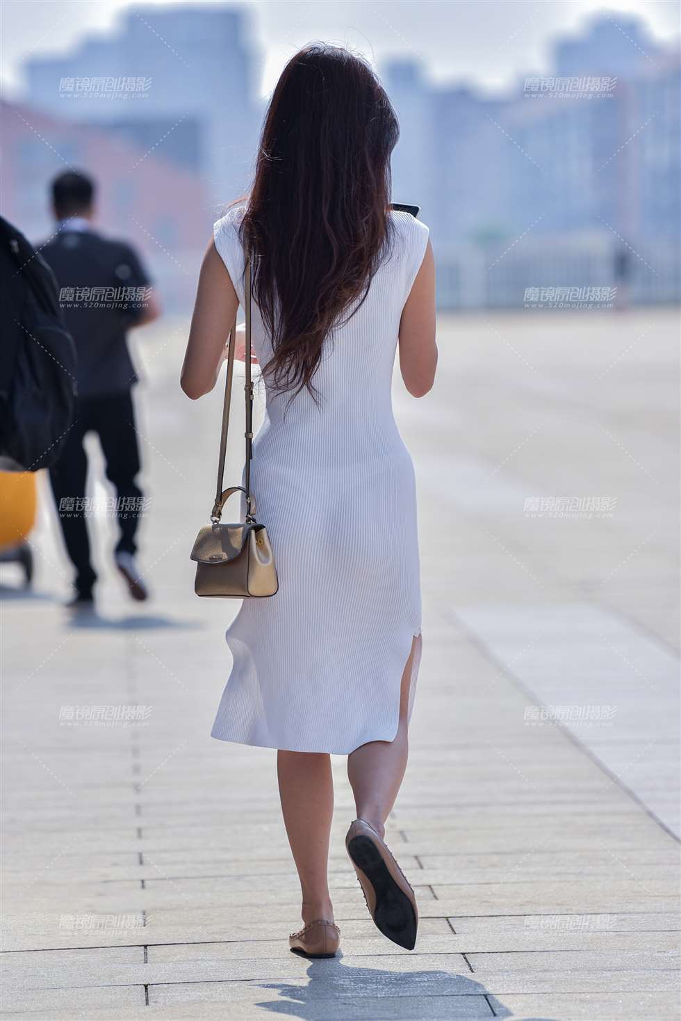 图片[1]-【赛德克赛帖】翘臀长发白纱裙-街拍流行馆