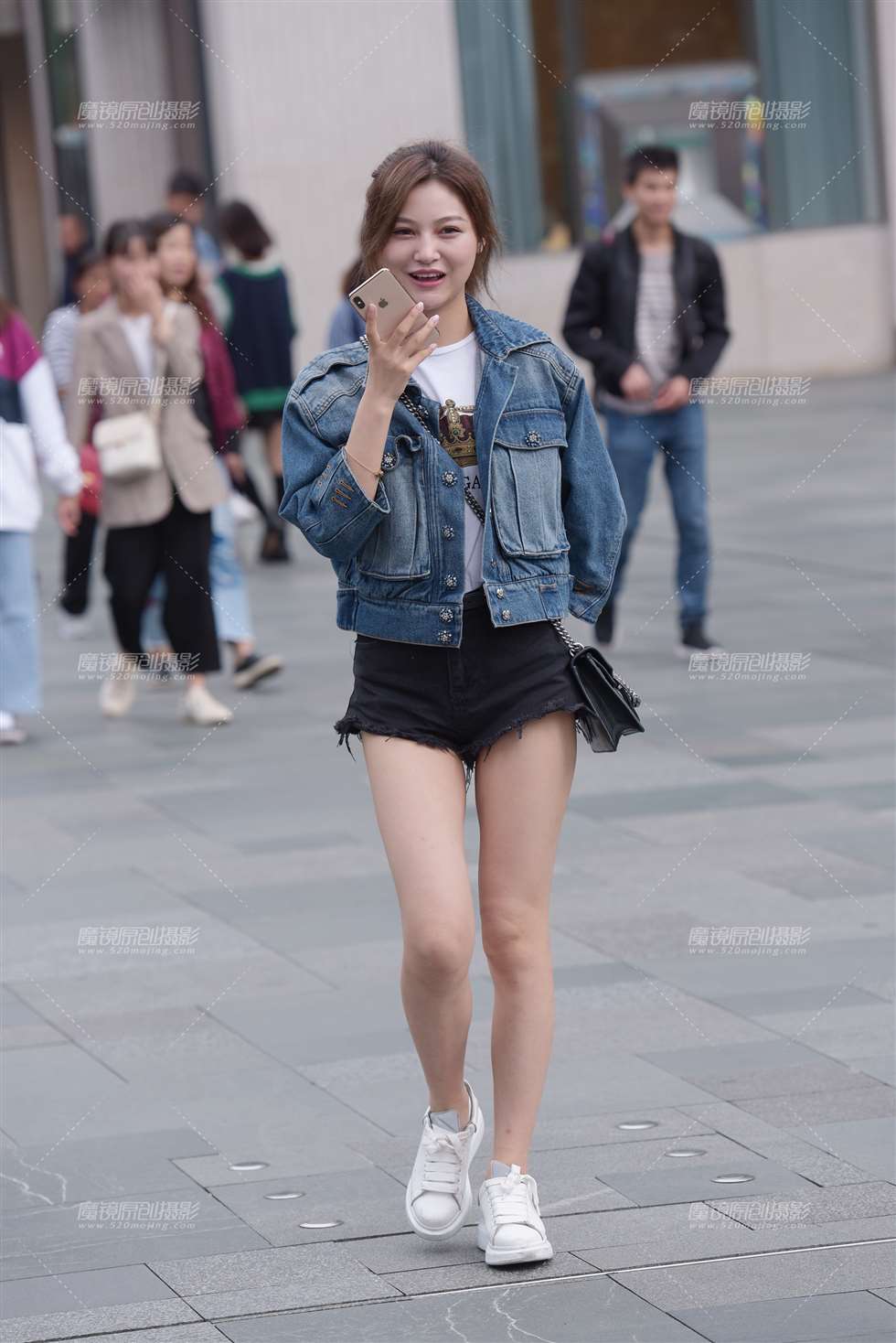 图片[1]-【慕容笙赛贴】等红绿灯的美女-街拍流行馆