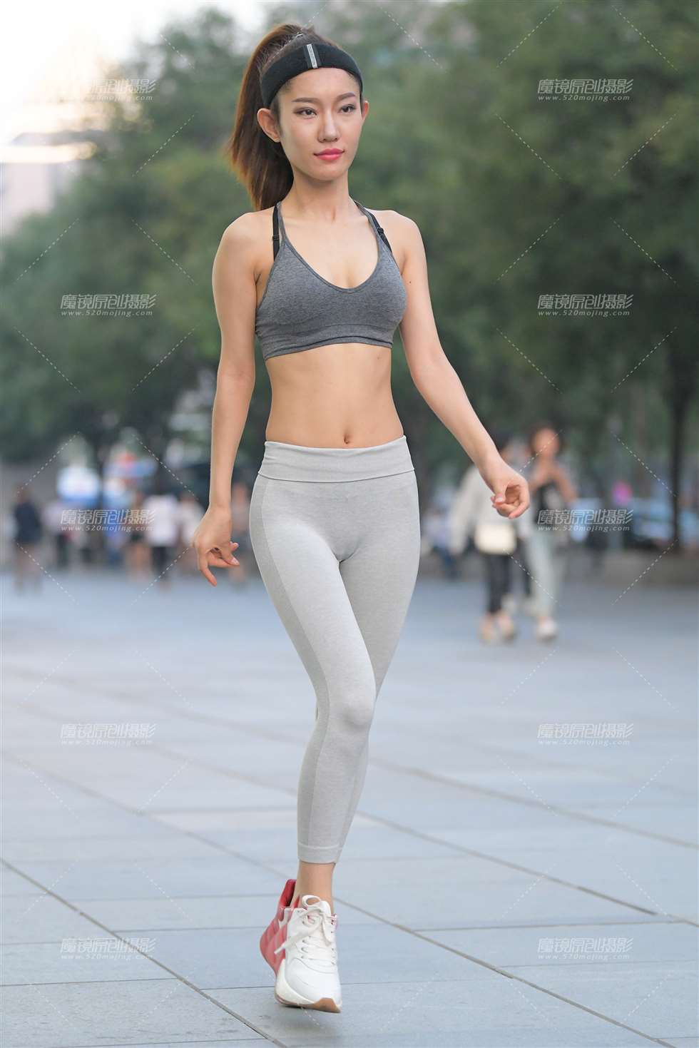 图片[1]-【红石赛帖】瑜伽裤美女-街拍流行馆