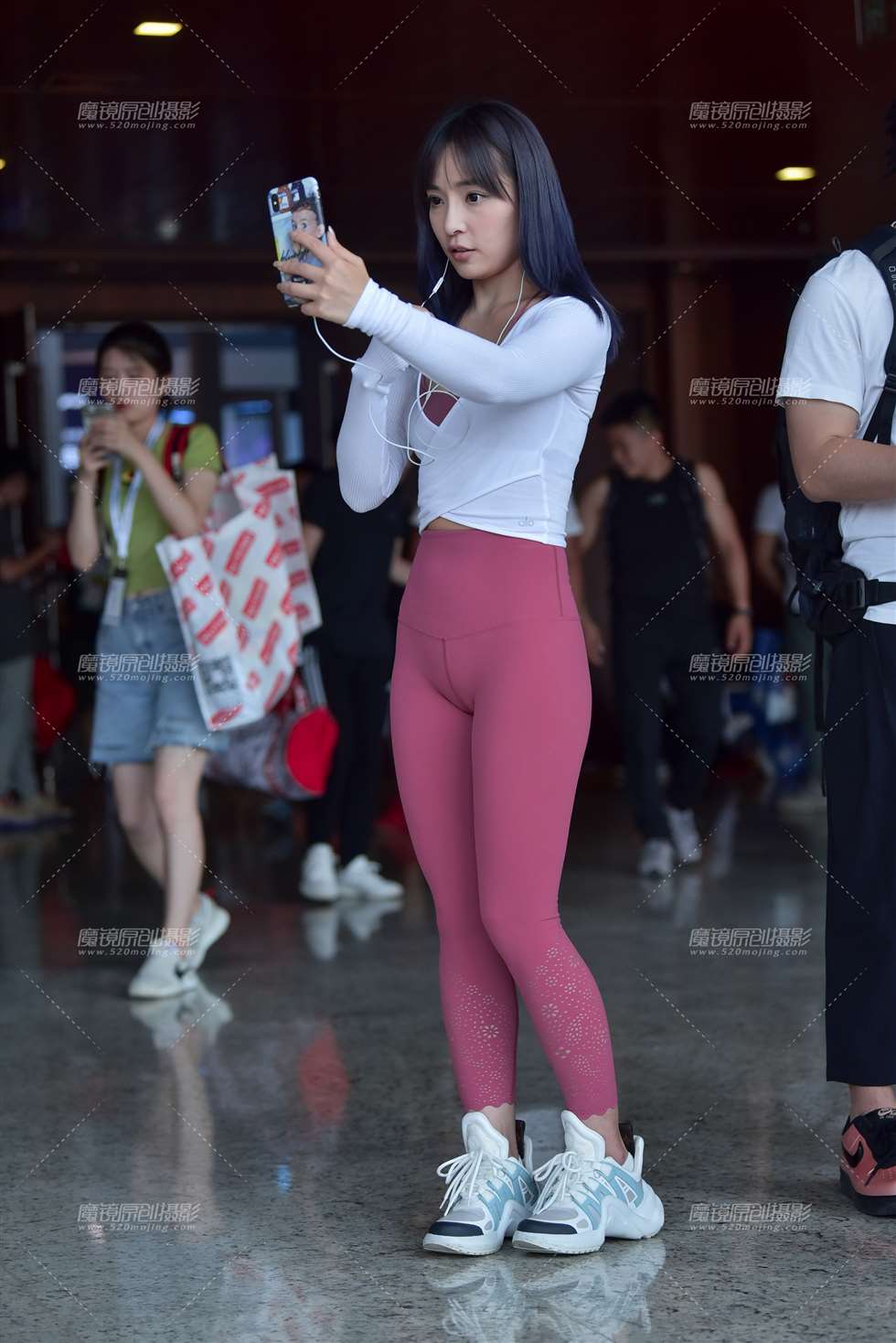 图片[1]-【赛德克赛帖】玩直播的甜美小姐姐 回头率真高-街拍流行馆