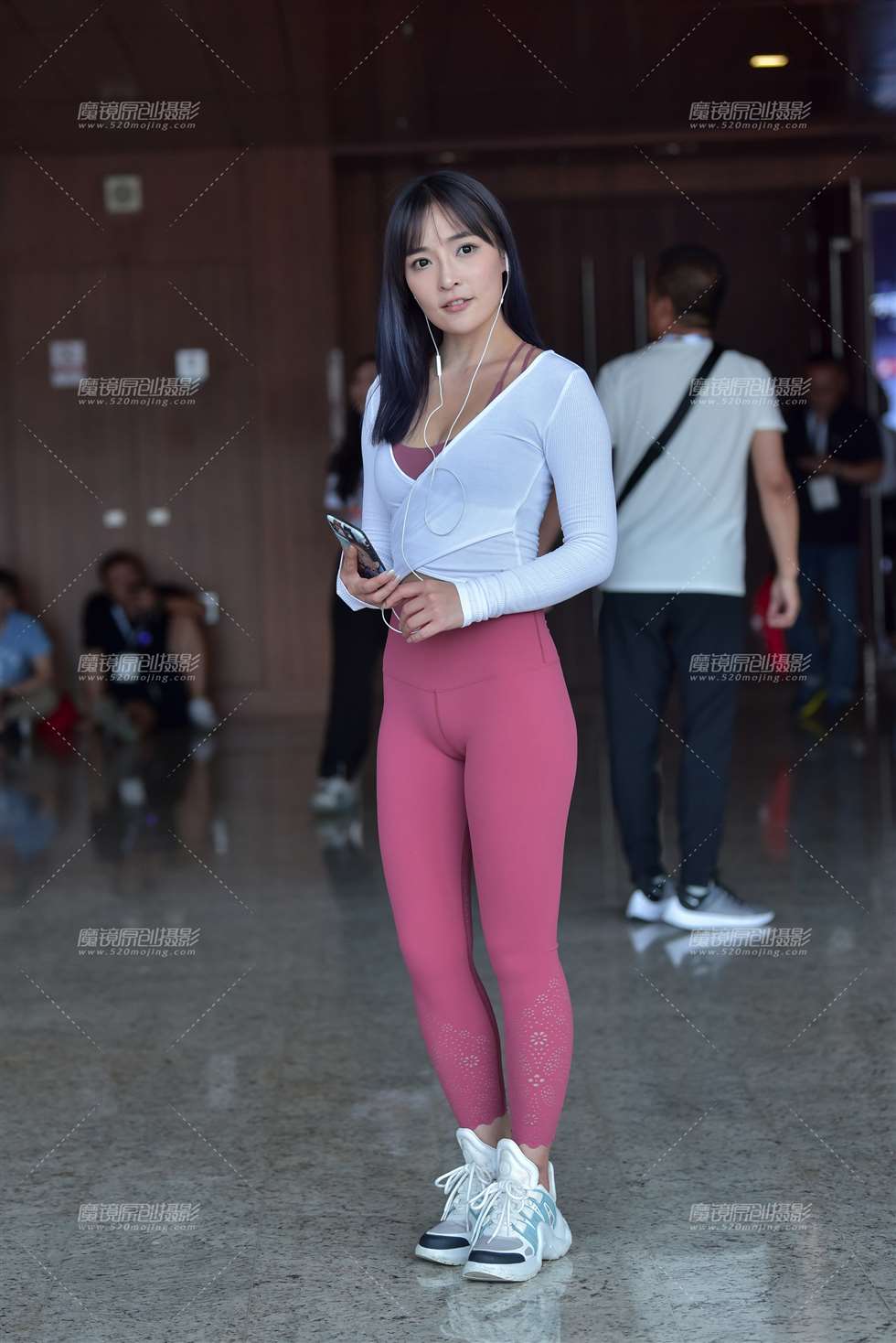 图片[2]-【赛德克赛帖】玩直播的甜美小姐姐 回头率真高-街拍流行馆