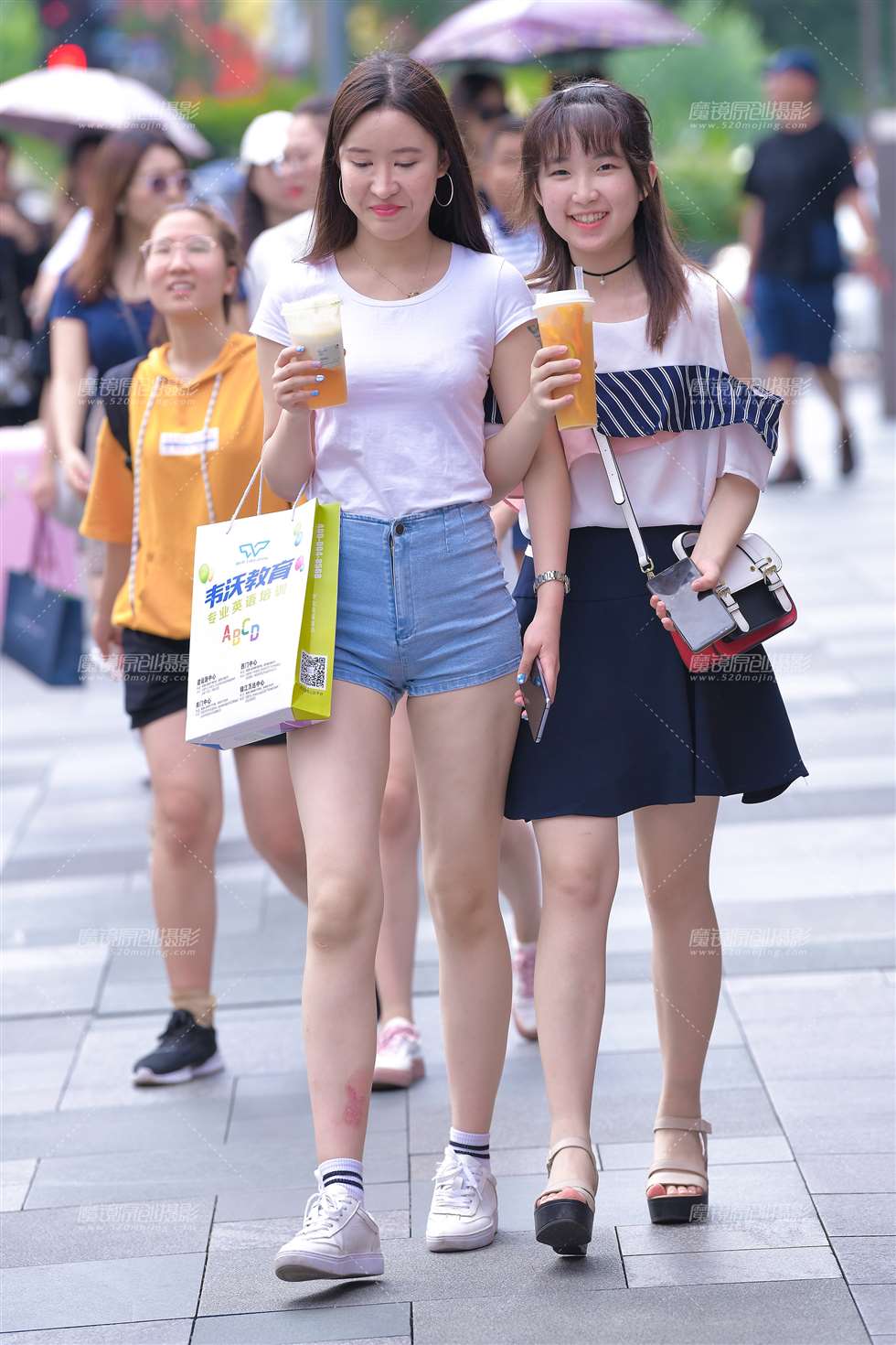 图片[1]-【视觉冲击赛贴】看着令人很舒服热裤大白腿MM-街拍流行馆