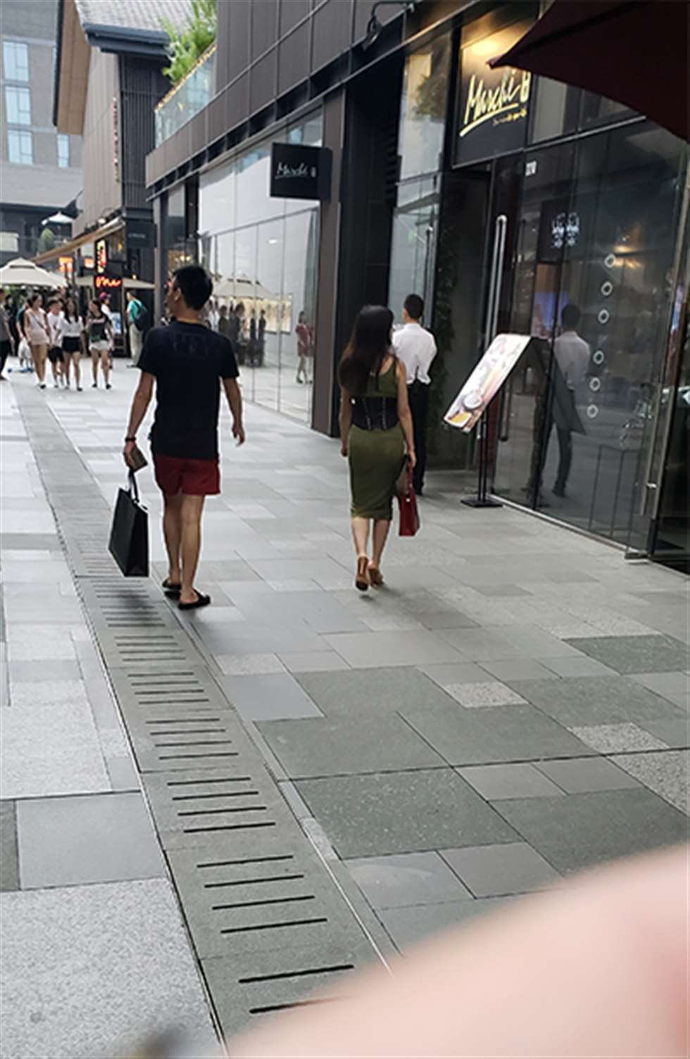 图片[3]-【凯恩赛贴】性感长裙-街拍流行馆