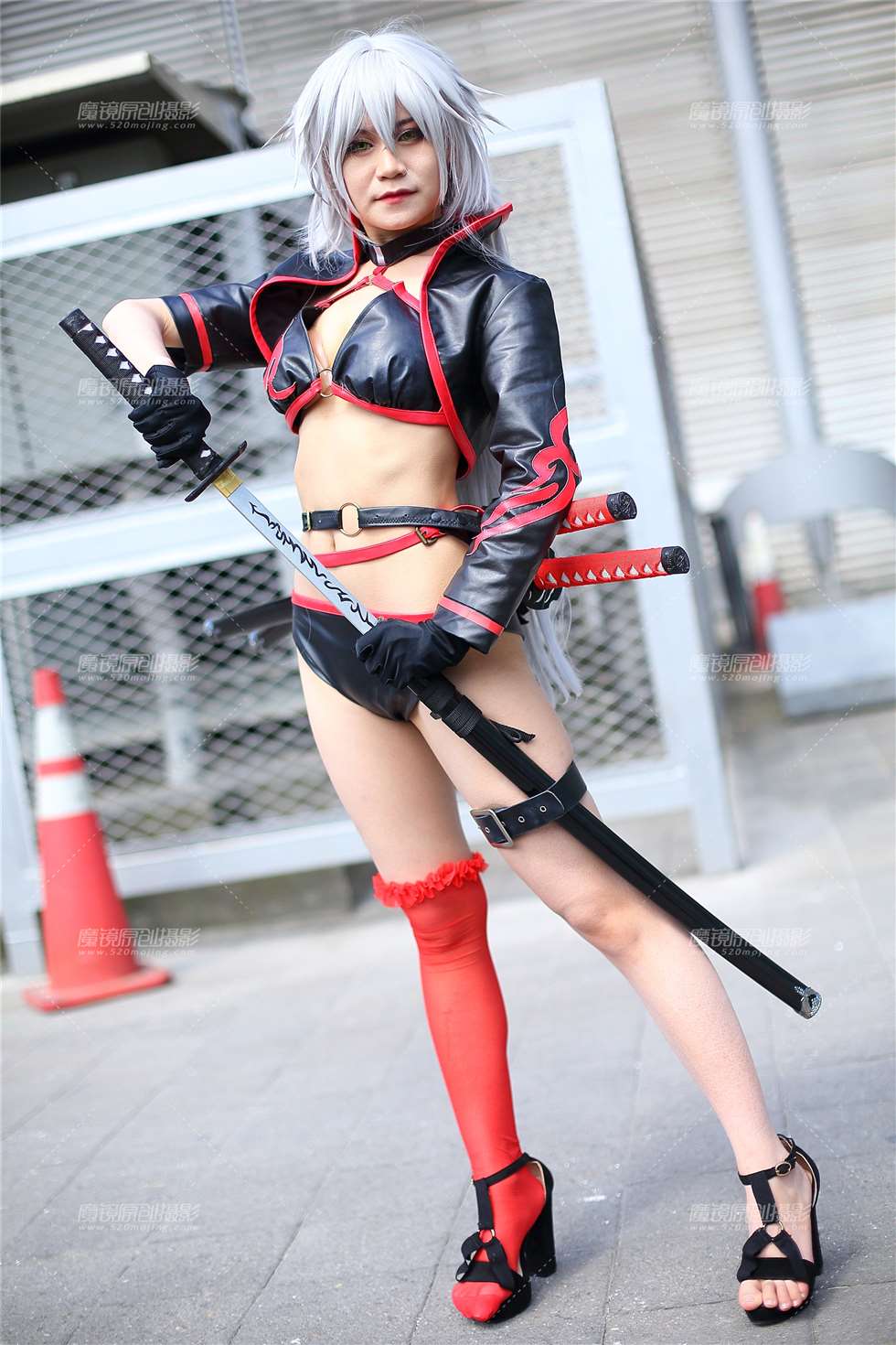图片[1]-性感皮衣银发cosplay-街拍流行馆