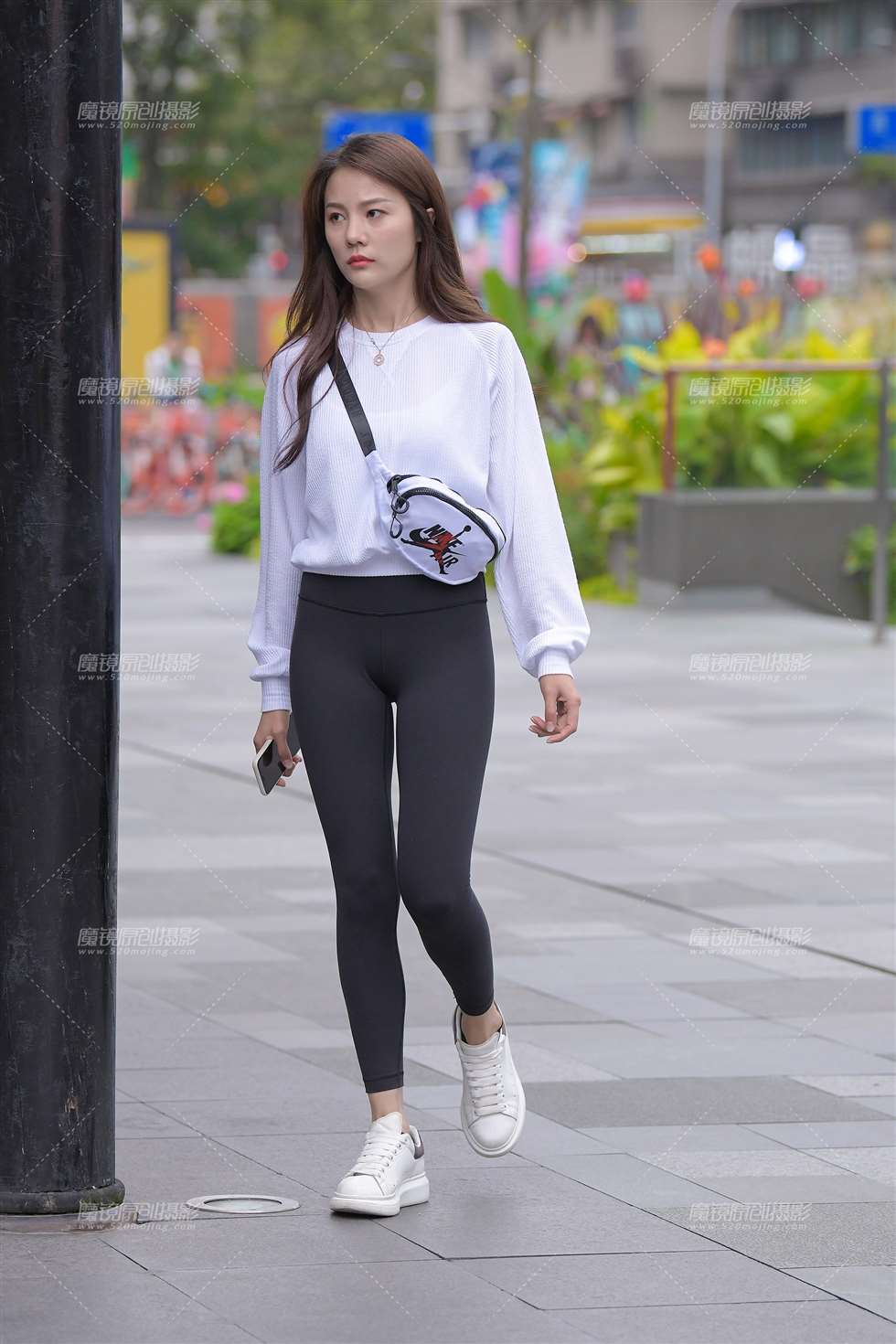 图片[1]-【视觉冲击赛贴】秋天的黑色紧身裤美女-街拍流行馆