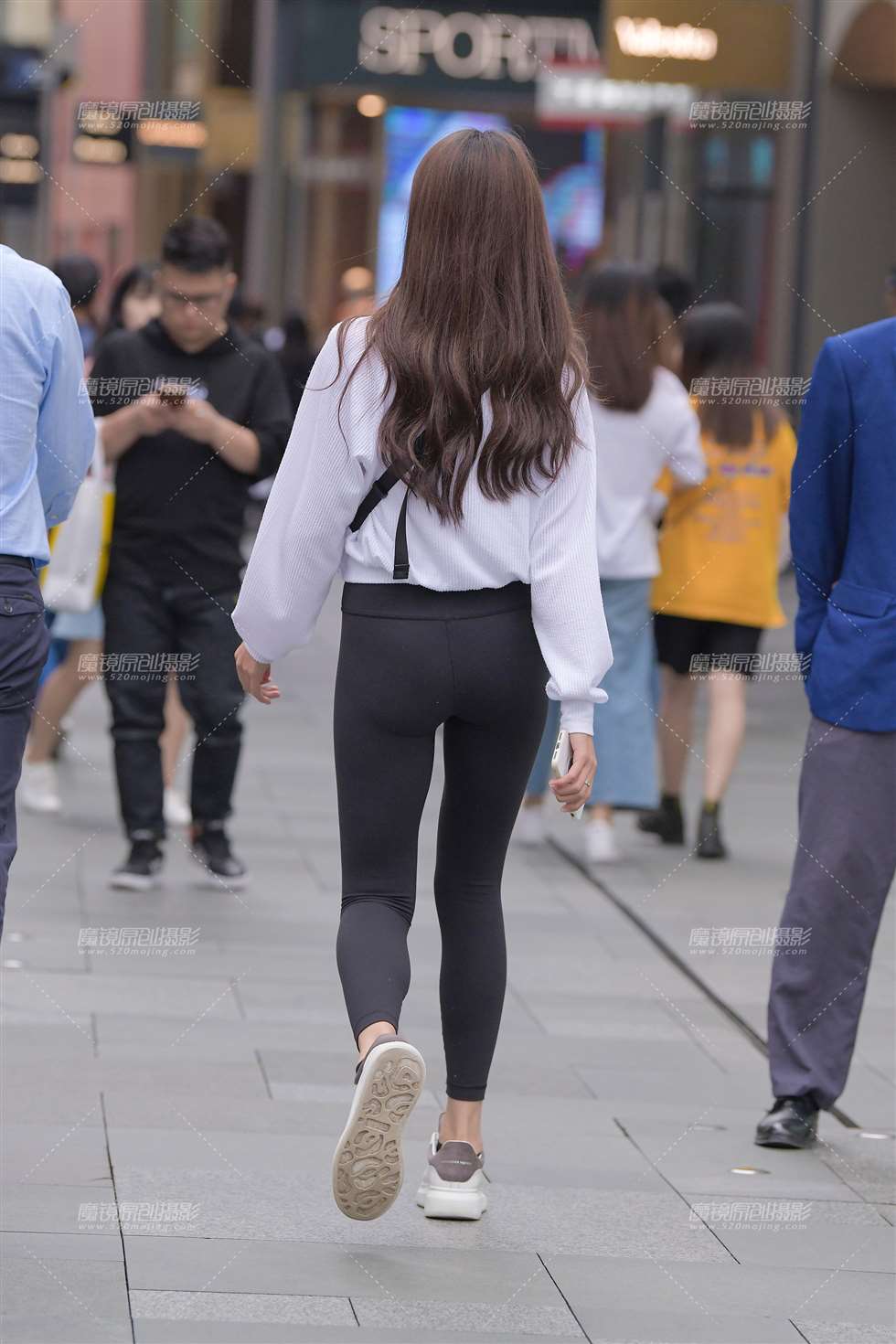 图片[2]-【视觉冲击赛贴】秋天的黑色紧身裤美女-街拍流行馆