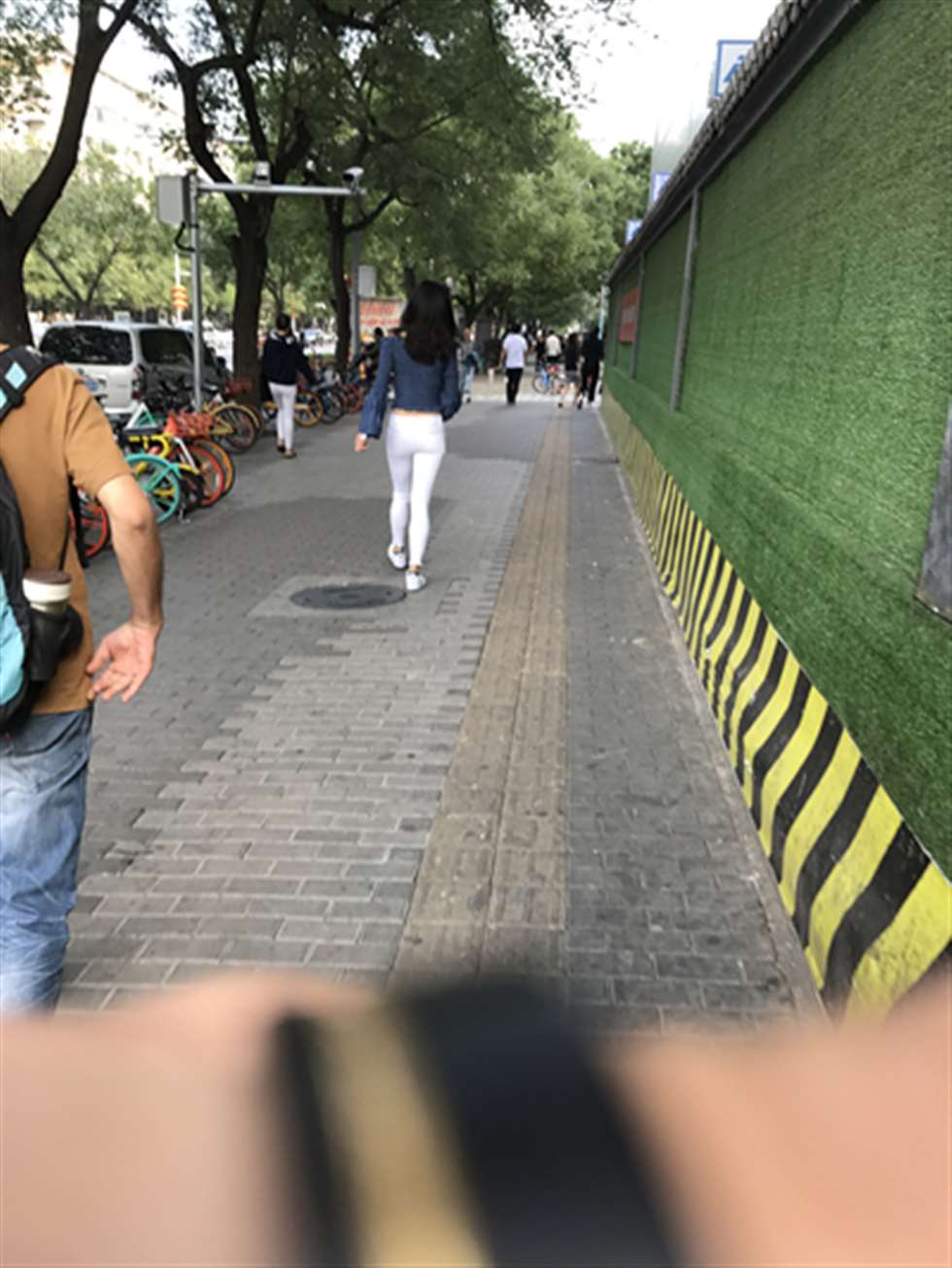 图片[3]-【玻璃赛帖】白色紧身裤已经非常罕见-街拍流行馆