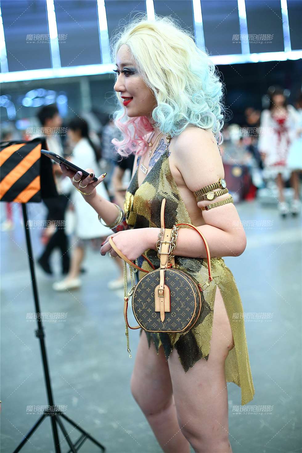 图片[4]-金装露背美女cosplay-街拍流行馆