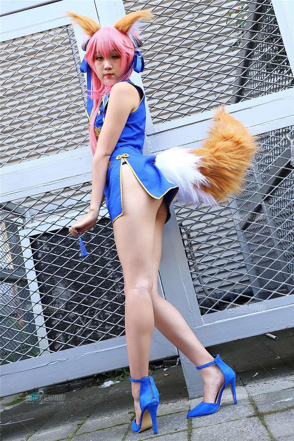 图片[1]-蓝色连衣短裙长腿cosplay-街拍流行馆