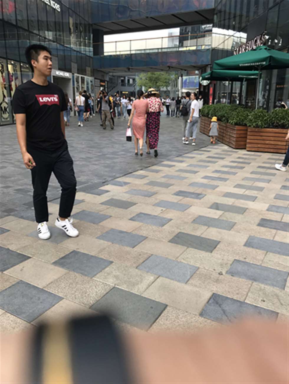 图片[3]-【玻璃赛帖】喜欢这样的美女吗？-街拍流行馆