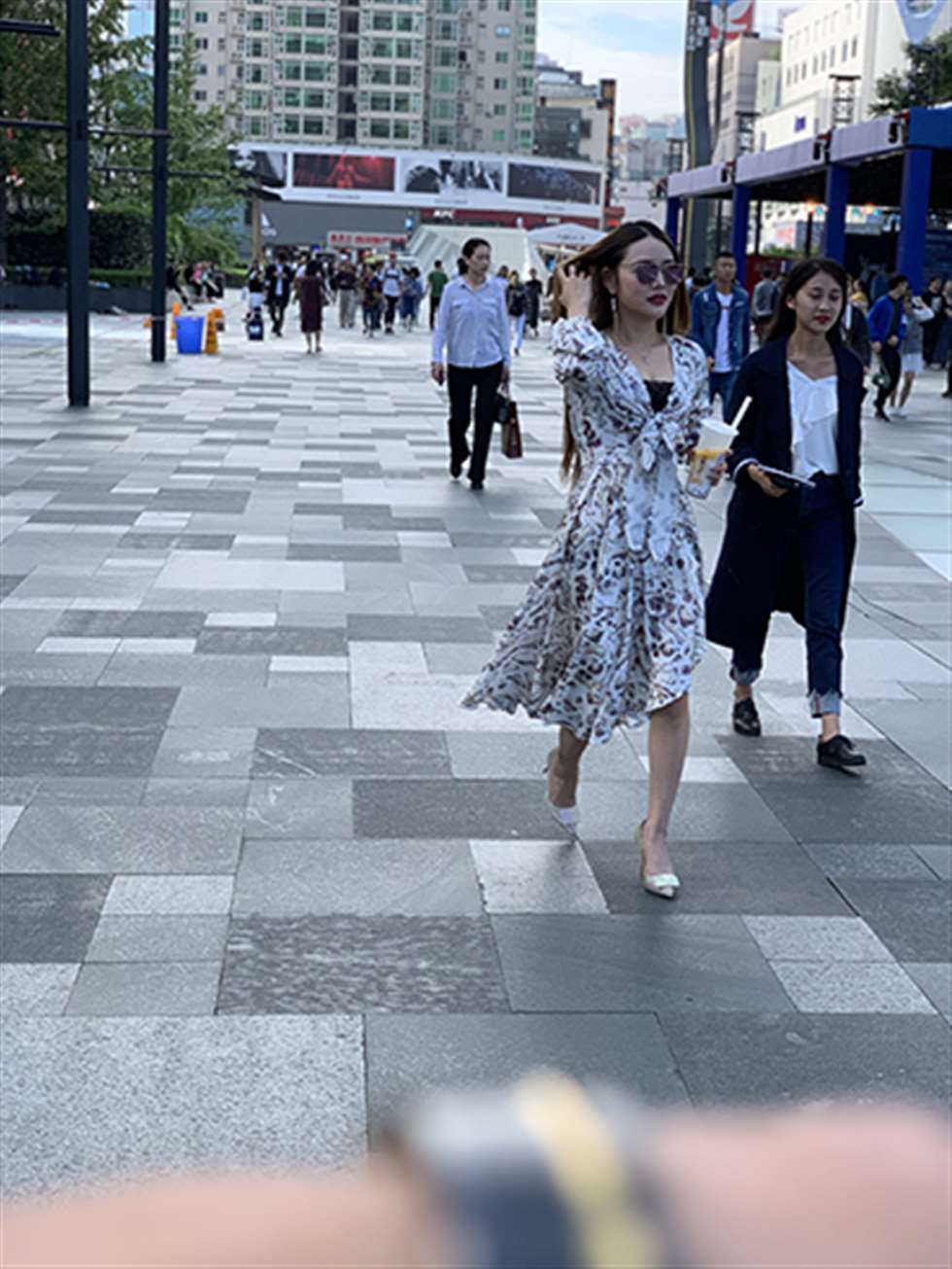 图片[3]-【视觉冲击赛贴】被采访de迷人小姐姐-街拍流行馆