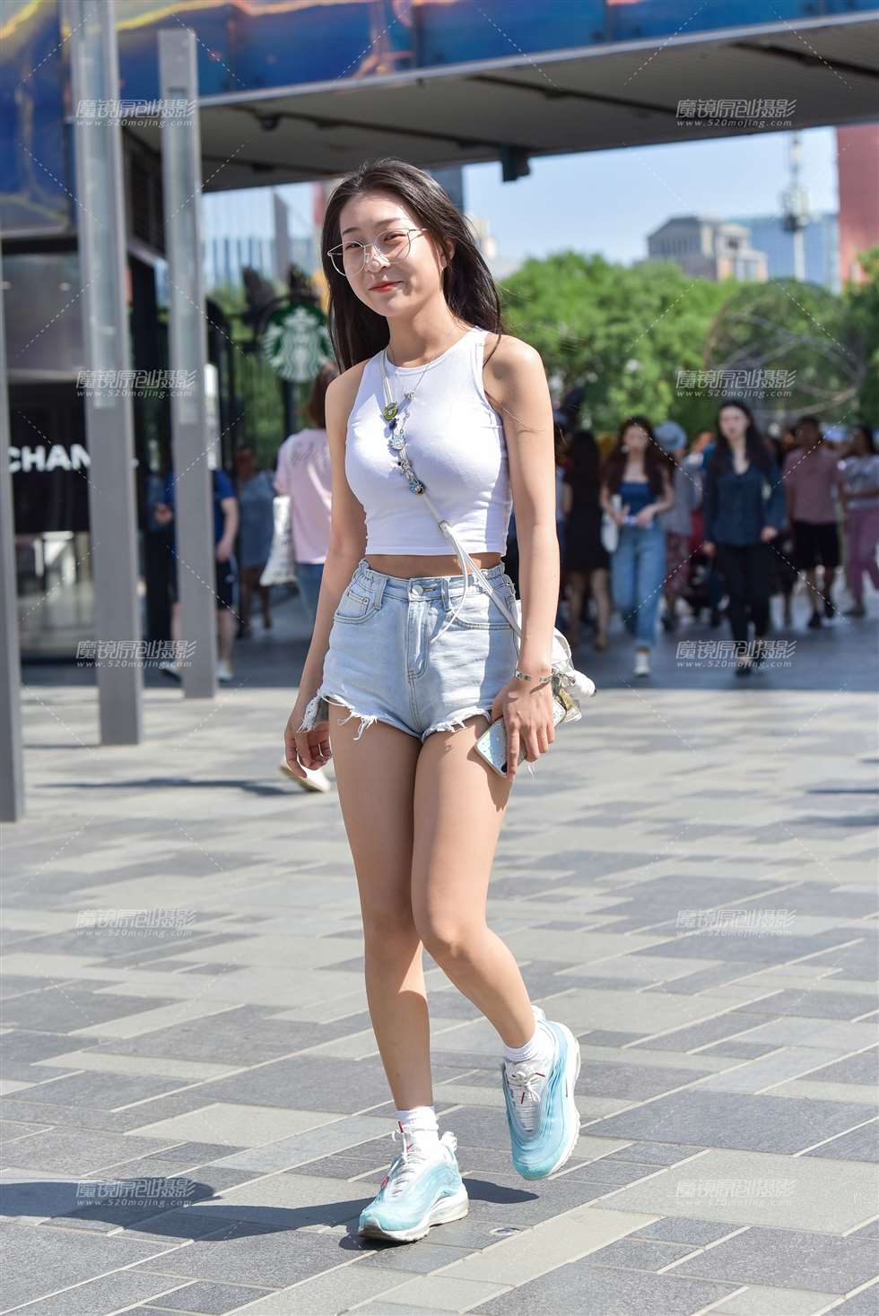 图片[3]-【赛德克赛帖】烈日下的背心热裤小妹-街拍流行馆