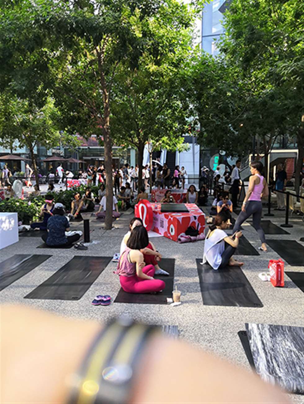 图片[2]-【赛德克赛帖】爱瑜珈的短发美妇-街拍流行馆
