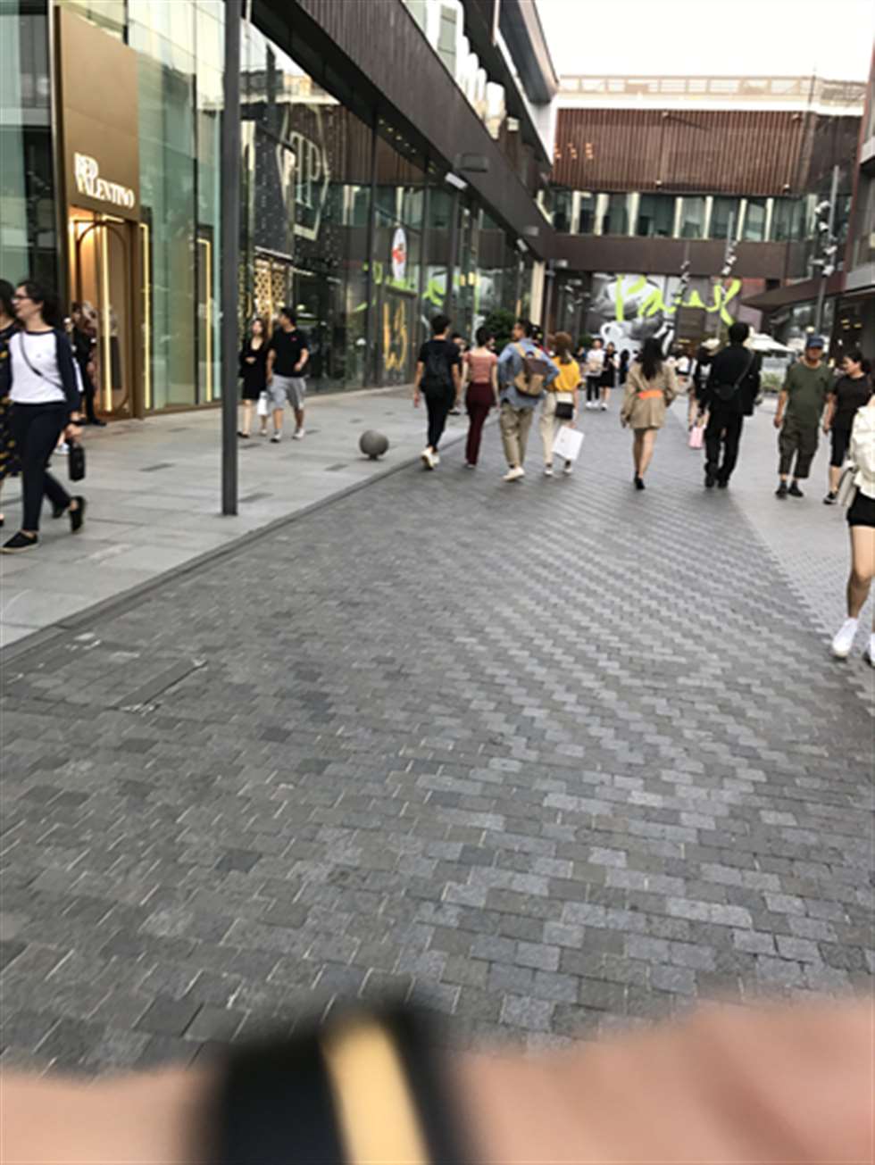 图片[3]-【玻璃赛帖】红色紧身裤小妹-街拍流行馆