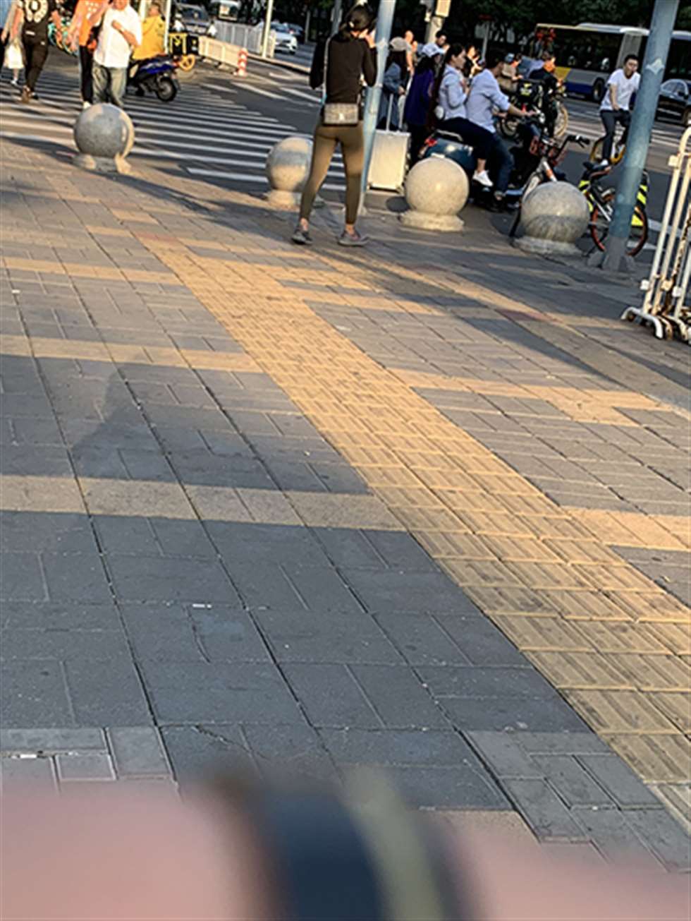 图片[3]-【红石赛贴】绿色瑜伽裤美女-街拍流行馆