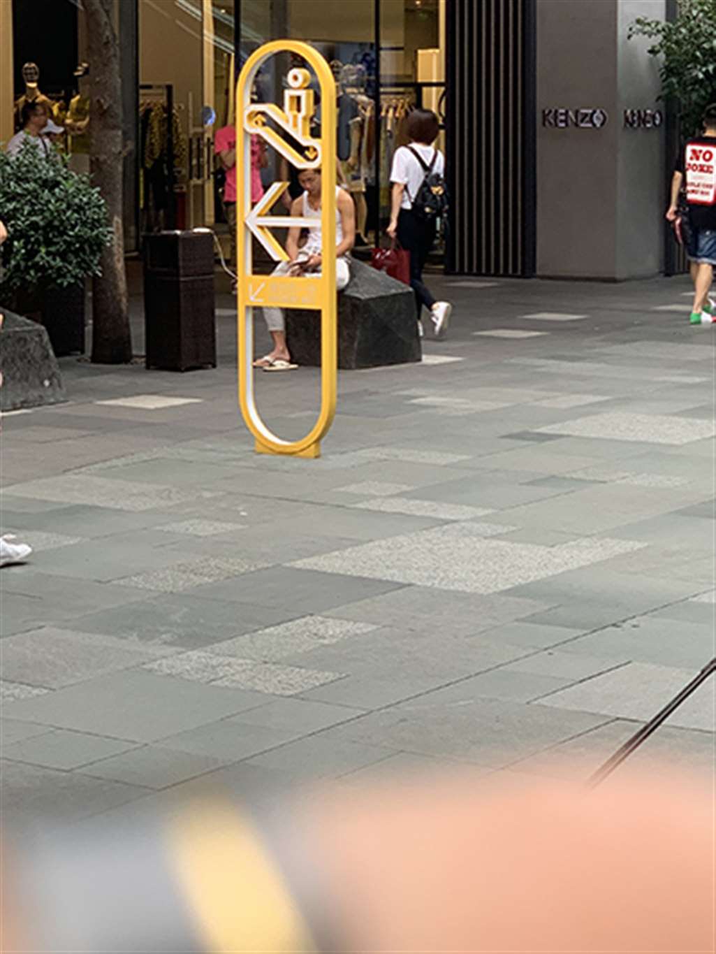 图片[3]-【视觉冲击赛贴】短发，黑色紧身裤美眉-街拍流行馆
