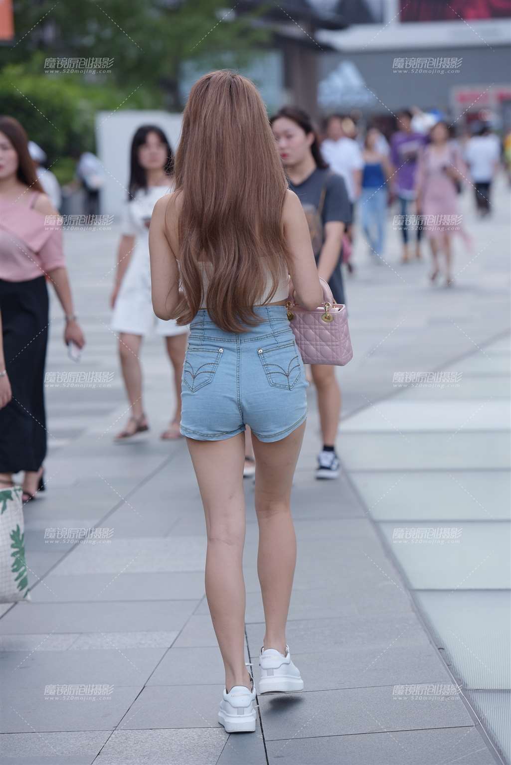 图片[2]-【慕容笙赛贴】热裤小姐姐-街拍流行馆