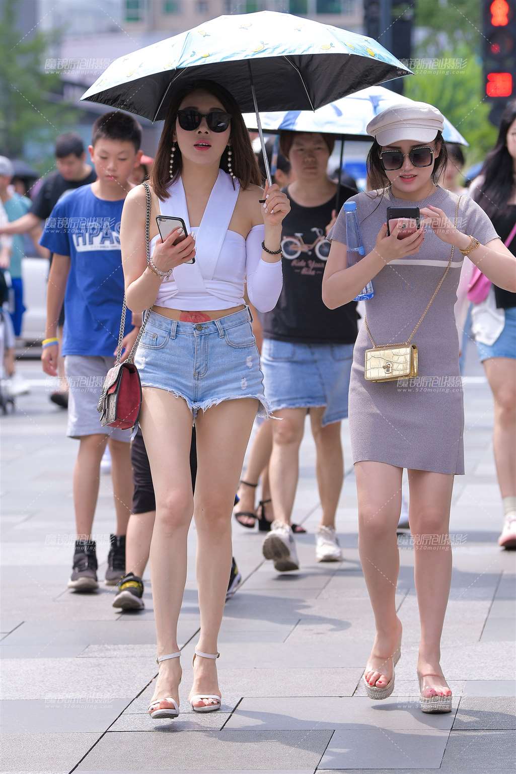 图片[4]-好长的大白腿-街拍流行馆
