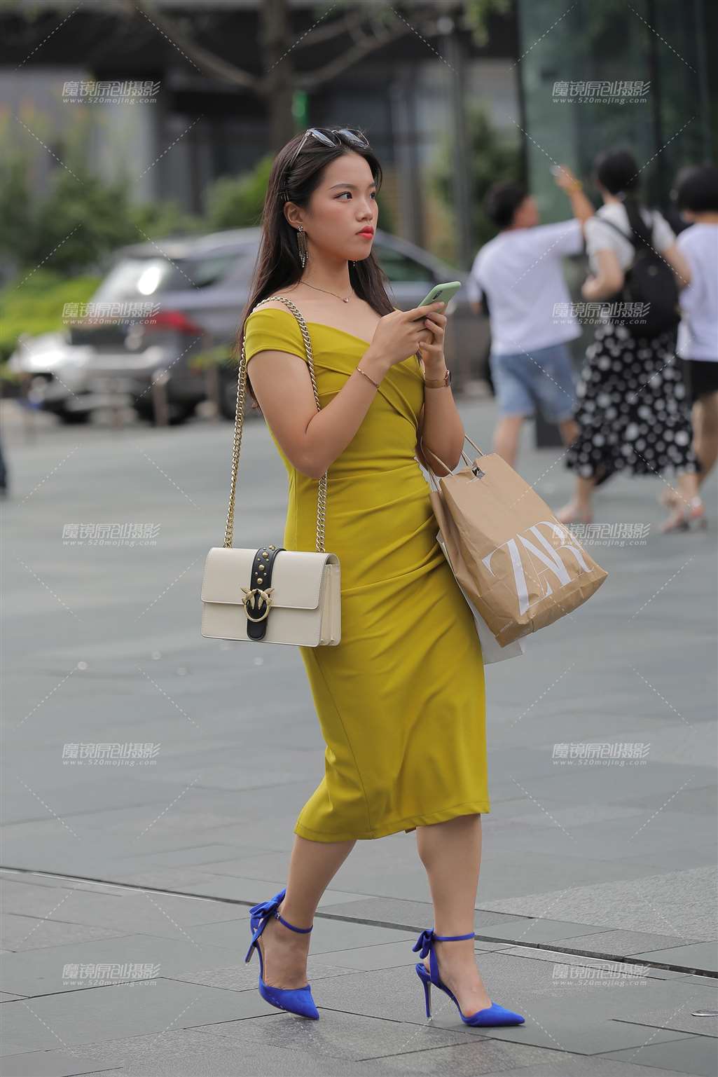 饱满的甜美女孩-街拍流行馆