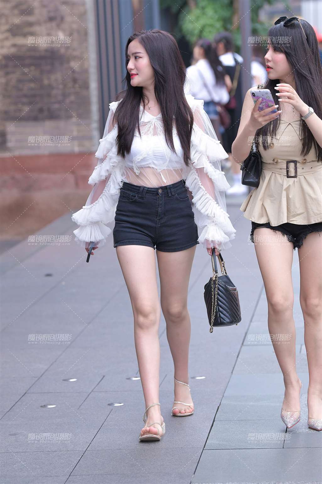 图片[3]-黑色热裤，月牙大白腿美眉-街拍流行馆