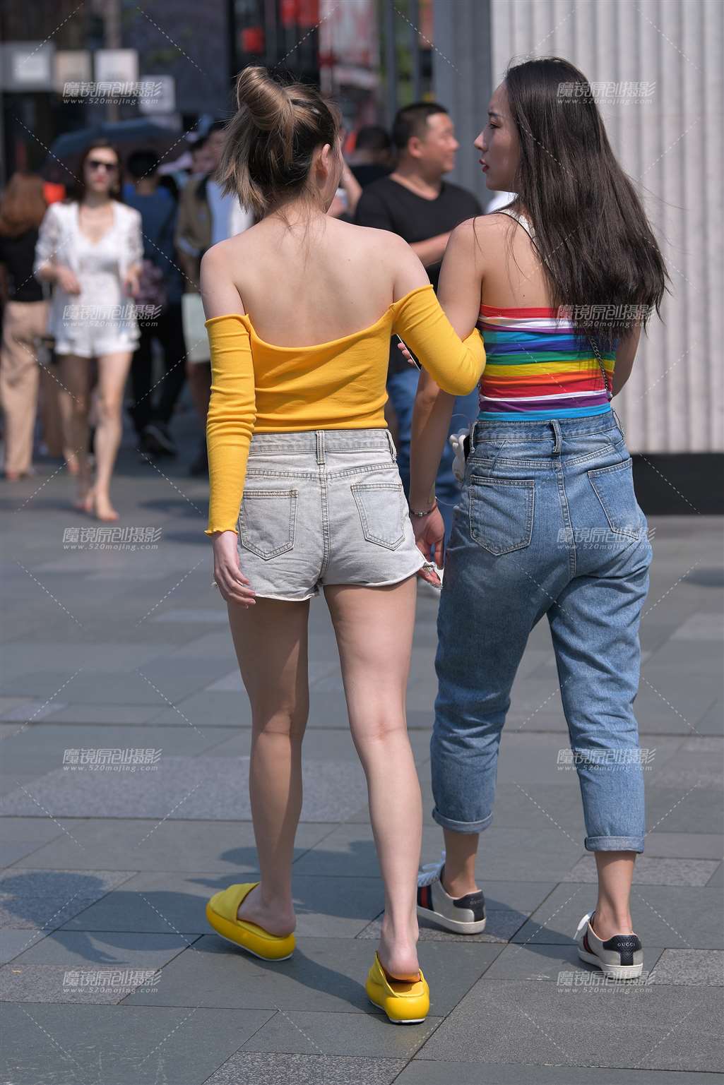 图片[2]-夏天，妹子这样穿，确实够凉快的-街拍流行馆