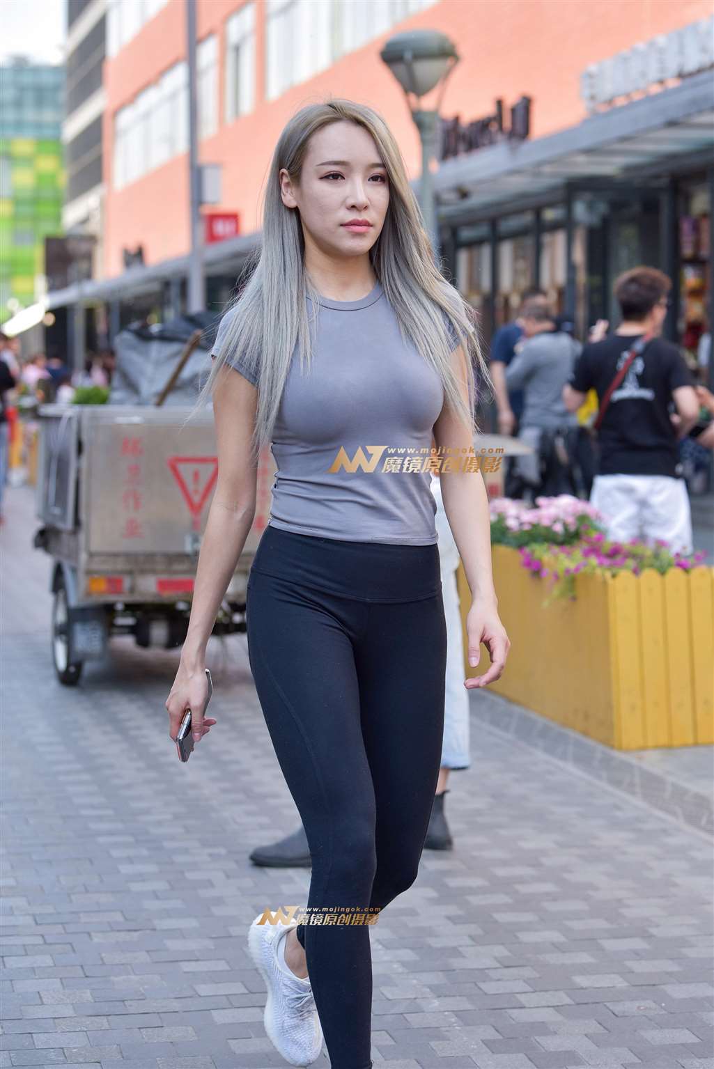 图片[2]-蜜桃高腰紧身提臀裤美女-街拍流行馆