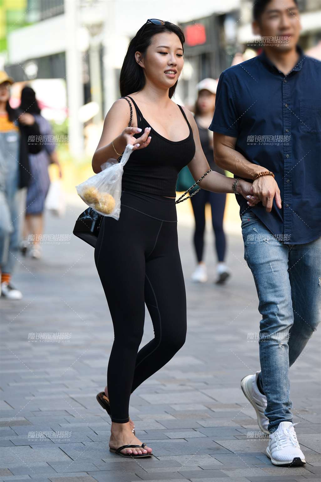 图片[2]-第1528篇开心紧身美女-街拍流行馆