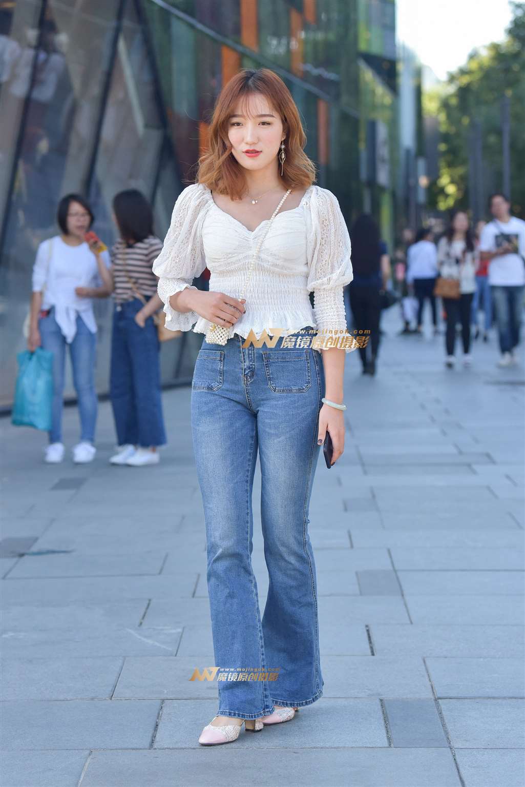 图片[4]-甜美仔裤小姐姐-街拍流行馆