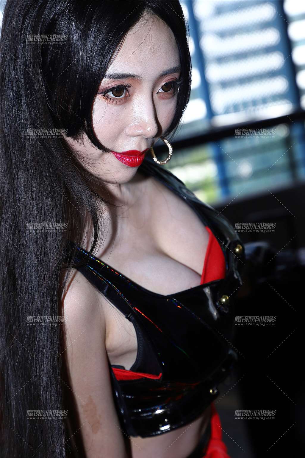图片[2]-手持皮鞭的黑色抹胸皮装美女-街拍流行馆