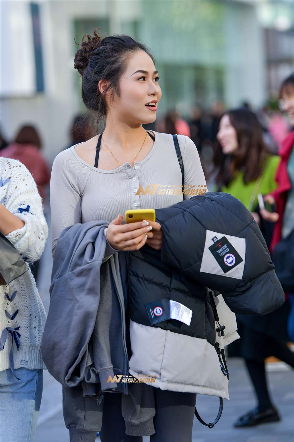 图片[1]-秋冬里的紧身裤美女-街拍流行馆