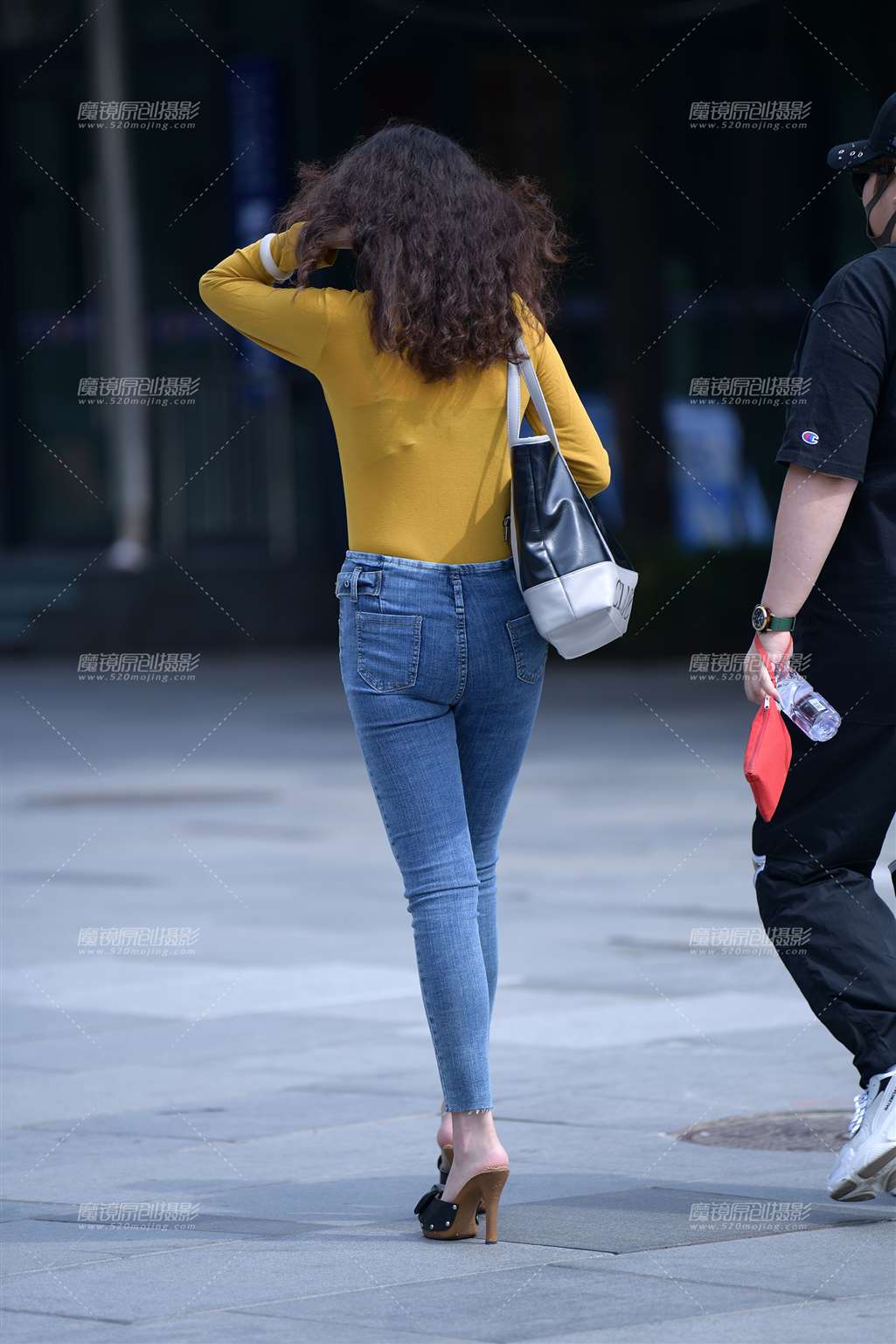 图片[1]-第1533篇铅笔裤紧身美女-街拍流行馆
