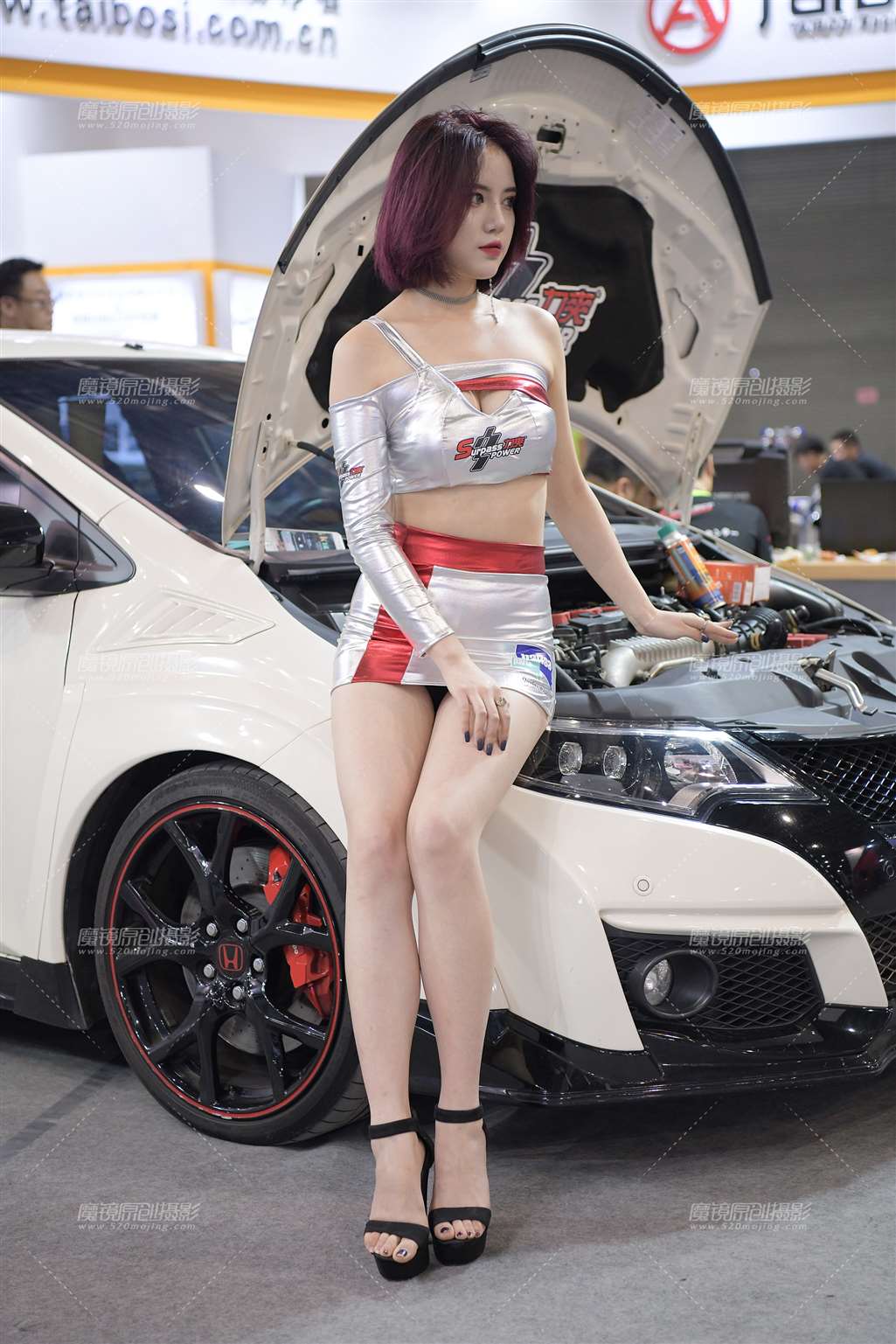 图片[3]-性感，银色包臀裙女模-街拍流行馆