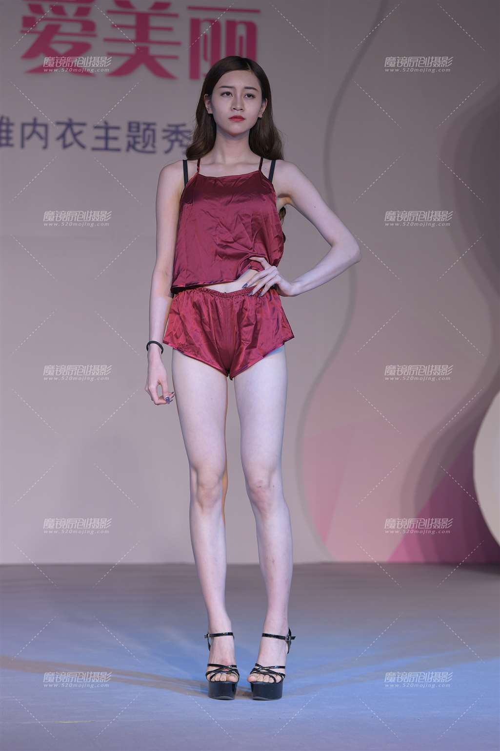 图片[1]-一模2套，酒红色睡衣更有味道-街拍流行馆